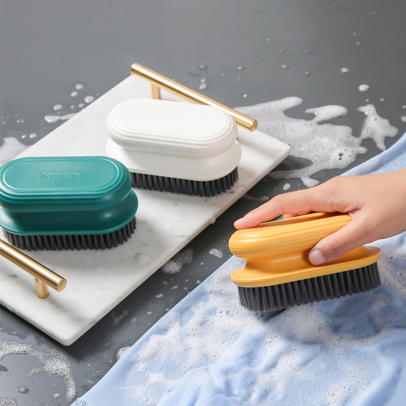 Hosszú nyelű cipő- és ruhatisztító kefe, műanyag kivitel, puha sörtékkel