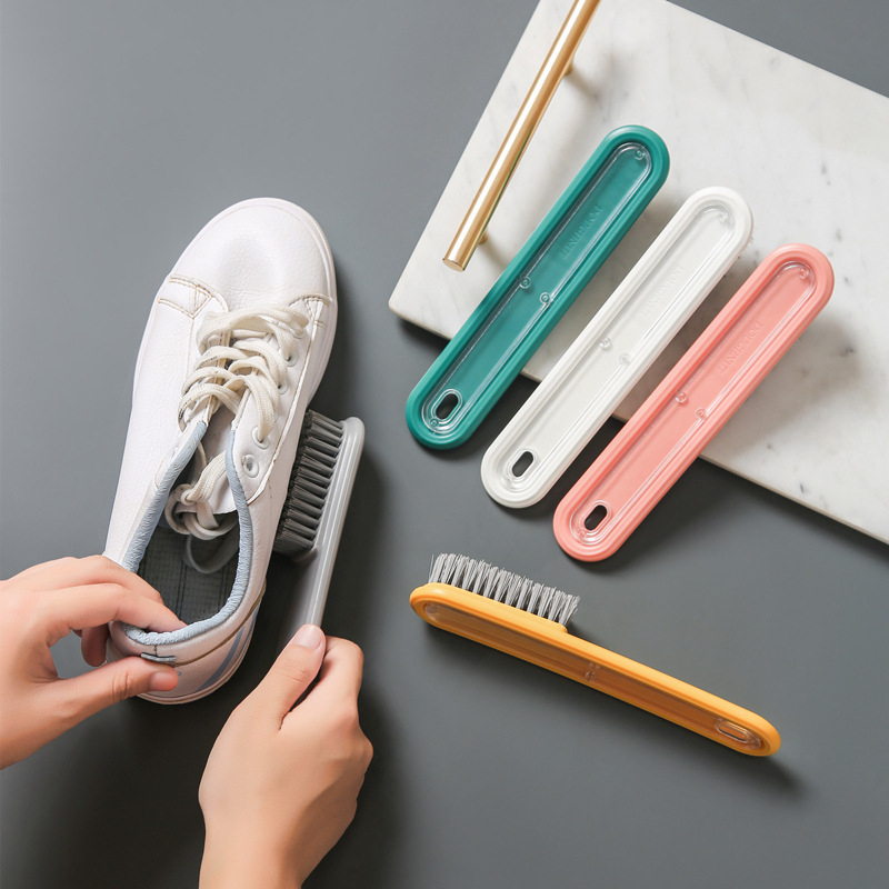 Hosszú nyelű cipő- és ruhatisztító kefe, műanyag kivitel, puha sörtékkel