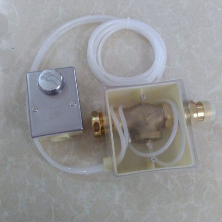 Hat egyben: rejtett hidraulikus lábpedálos öblítő szelep a squat vécéhez, és nyilvános hidraulikus pedálos öblítő, modell 9633, CE tanúsítvány