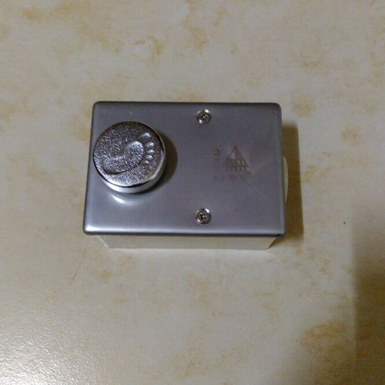 Hat egyben: rejtett hidraulikus lábpedálos öblítő szelep a squat vécéhez, és nyilvános hidraulikus pedálos öblítő, modell 9633, CE tanúsítvány