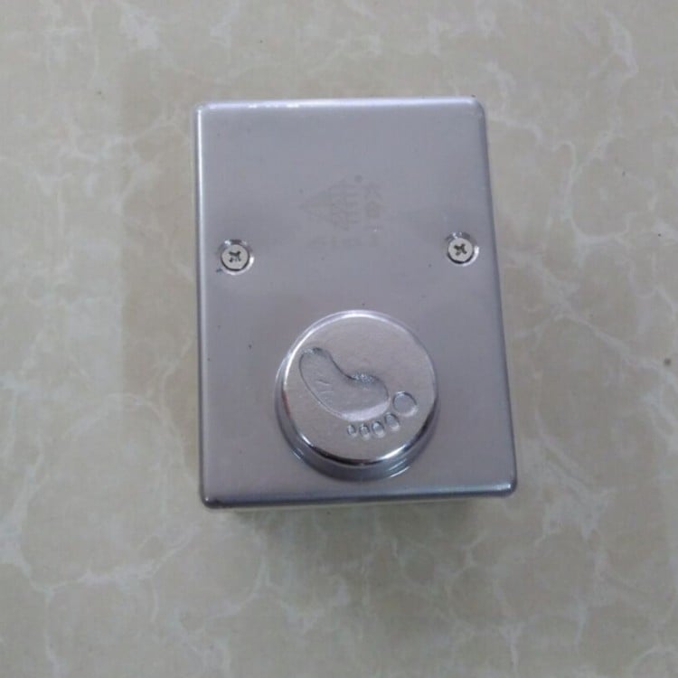 Hat egyben: rejtett hidraulikus lábpedálos öblítő szelep a squat vécéhez, és nyilvános hidraulikus pedálos öblítő, modell 9633, CE tanúsítvány