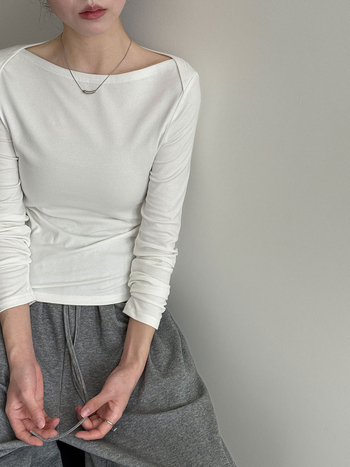 Дамски Т-шърт с лодковидно деколте, дълги ръкави, едноцветен; памук-еластан смес (памук 90–95%, еластан под 30%), свободна кройка, обикновена дължина, ретро стил