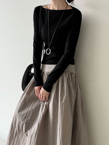 Дамски Т-шърт с лодковидно деколте, дълги ръкави, едноцветен; памук-еластан смес (памук 90–95%, еластан под 30%), свободна кройка, обикновена дължина, ретро стил