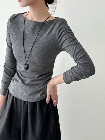 Дамски Т-шърт с лодковидно деколте, дълги ръкави, едноцветен; памук-еластан смес (памук 90–95%, еластан под 30%), свободна кройка, обикновена дължина, ретро стил