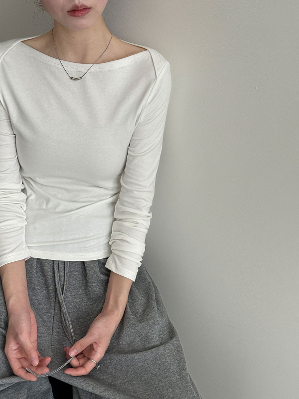 Дамски Т-шърт с лодковидно деколте, дълги ръкави, едноцветен; памук-еластан смес (памук 90–95%, еластан под 30%), свободна кройка, обикновена дължина, ретро стил