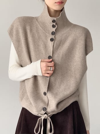 Női ujjatlan kötött mellény álló gallérral, laza szabás, vastagított akril anyagból, egyrészes gombolás