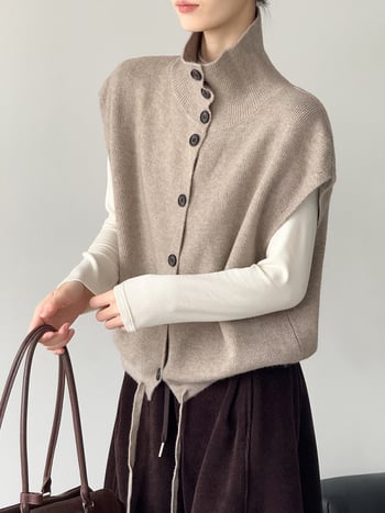 Női ujjatlan kötött mellény álló gallérral, laza szabás, vastagított akril anyagból, egyrészes gombolás