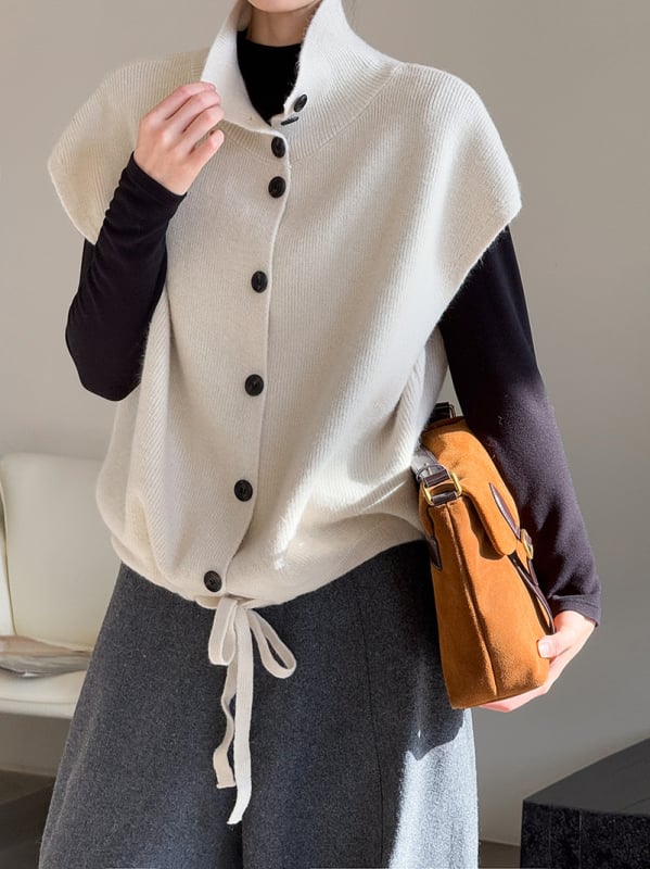 Női ujjatlan kötött mellény álló gallérral, laza szabás, vastagított akril anyagból, egyrészes gombolás