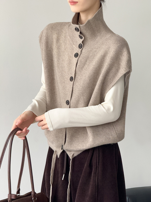 Női ujjatlan kötött mellény álló gallérral, laza szabás, vastagított akril anyagból, egyrészes gombolás