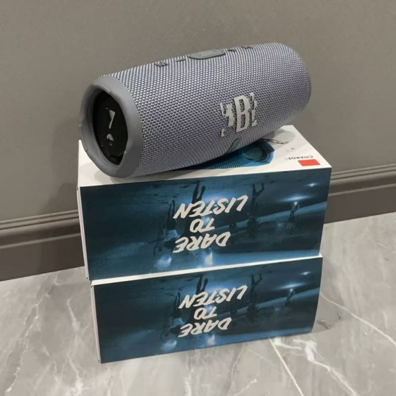 Charge5 преносим Bluetooth говорител, 8W изход, честотен диапазон 60 Hz–15 kHz, IPX3 водоустойчив, обхват 10 m, вградена батерия 1200–2000 mAh