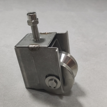 Prilagodljiva kutna kotač za klizna vrata — nehrđajući čelik/nylon; debljina stijenke 1,5; polumjer žlijebova užeta 16; izrada po nacrtima; pogodno za transport vrata i prozora