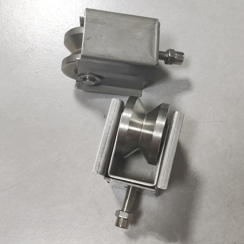 Prilagodljiva kutna kotač za klizna vrata — nehrđajući čelik/nylon; debljina stijenke 1,5; polumjer žlijebova užeta 16; izrada po nacrtima; pogodno za transport vrata i prozora