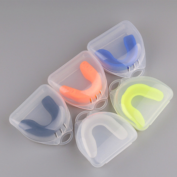 Szájvédő a bokszhoz és harcművészetekhez — valódi bőr, függő kivitel, alkalmas más labdajátékokhoz.