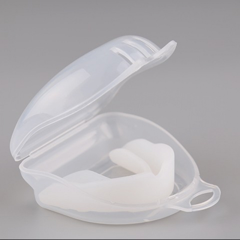 Szájvédő a bokszhoz és harcművészetekhez — valódi bőr, függő kivitel, alkalmas más labdajátékokhoz.