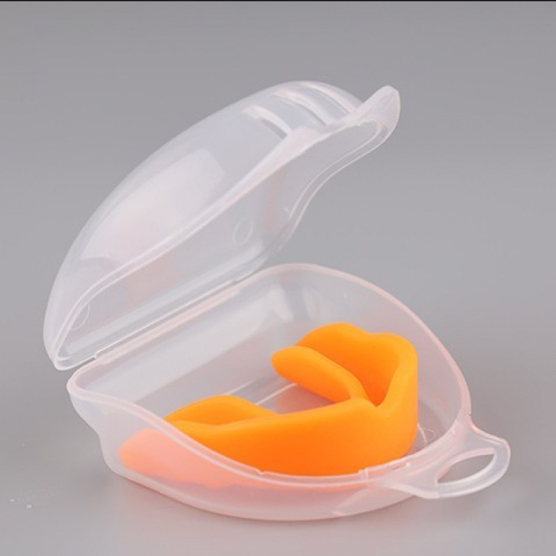 Szájvédő a bokszhoz és harcművészetekhez — valódi bőr, függő kivitel, alkalmas más labdajátékokhoz.