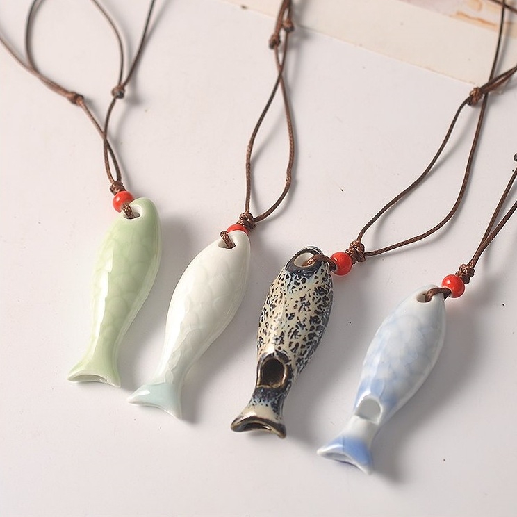 Keramički lančić sa zviždaljkom, s motivom ptice i dizajnom školjke i tikve, materijal porculan, moderan minimalistički stil, pakirano u PP vrećicu.