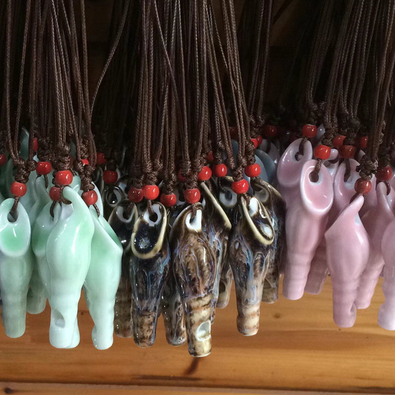 Keramički lančić sa zviždaljkom, s motivom ptice i dizajnom školjke i tikve, materijal porculan, moderan minimalistički stil, pakirano u PP vrećicu.