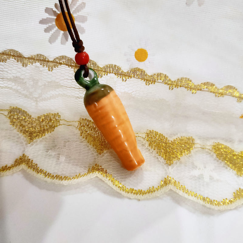 Keramički lančić sa zviždaljkom, s motivom ptice i dizajnom školjke i tikve, materijal porculan, moderan minimalistički stil, pakirano u PP vrećicu.