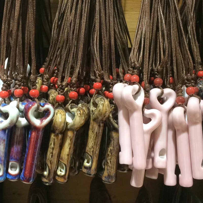 Keramički lančić sa zviždaljkom, s motivom ptice i dizajnom školjke i tikve, materijal porculan, moderan minimalistički stil, pakirano u PP vrećicu.