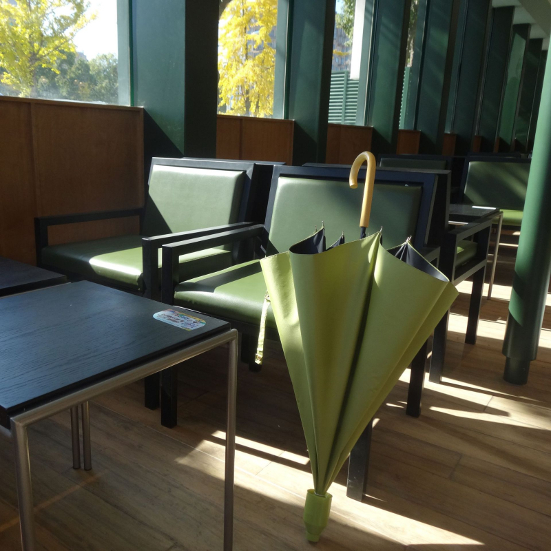 Kišobran s 8 rebara, poluautomatsko otvaranje, nehrđajući čelik šipka, drška od punog drveta, UV zaštita UPF50+