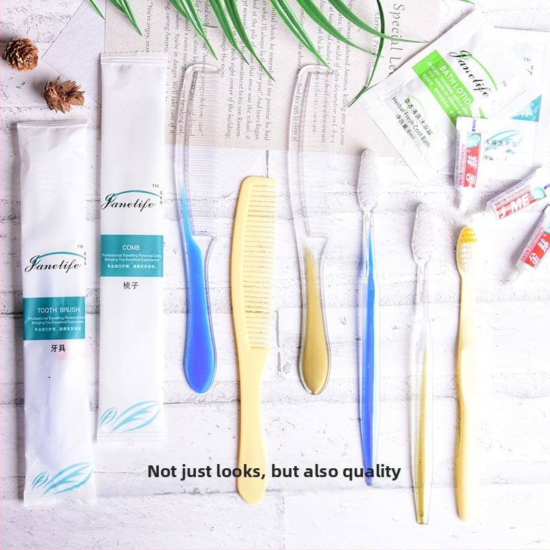 одноразов шестчленен комплект за четки за зъби и тоалетни принадлежности, пластмасов материал (PE), печатано лого, възможност за персонализация, срок на годност 36 месеца
