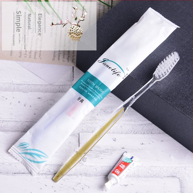 одноразов шестчленен комплект за четки за зъби и тоалетни принадлежности, пластмасов материал (PE), печатано лого, възможност за персонализация, срок на годност 36 месеца