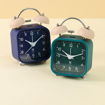 Τετράγωνο ρολόι γραφείου με αθόρυβη κίνηση, τροφοδοσία με μπαταρία, περίβλημα πλαστικό και μέταλλο, μοντέρνος μινιμαλιστικός σχεδιασμός.