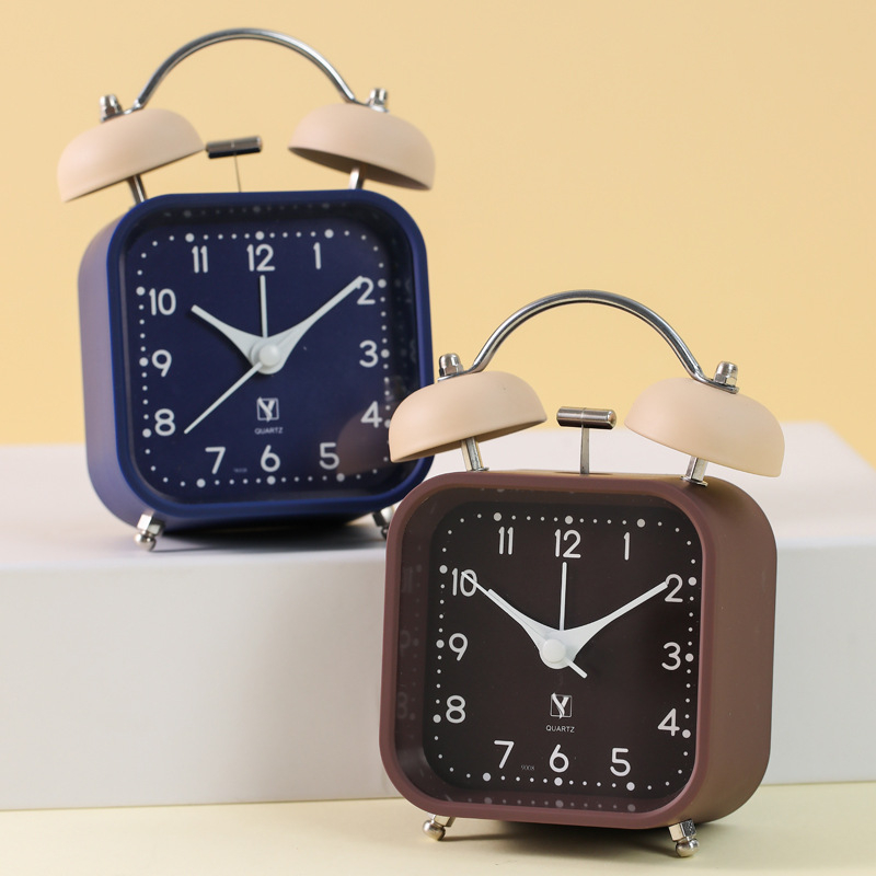 Τετράγωνο ρολόι γραφείου με αθόρυβη κίνηση, τροφοδοσία με μπαταρία, περίβλημα πλαστικό και μέταλλο, μοντέρνος μινιμαλιστικός σχεδιασμός.