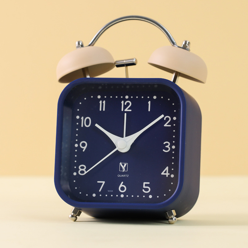 Τετράγωνο ρολόι γραφείου με αθόρυβη κίνηση, τροφοδοσία με μπαταρία, περίβλημα πλαστικό και μέταλλο, μοντέρνος μινιμαλιστικός σχεδιασμός.