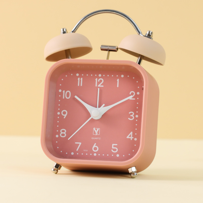 Τετράγωνο ρολόι γραφείου με αθόρυβη κίνηση, τροφοδοσία με μπαταρία, περίβλημα πλαστικό και μέταλλο, μοντέρνος μινιμαλιστικός σχεδιασμός.