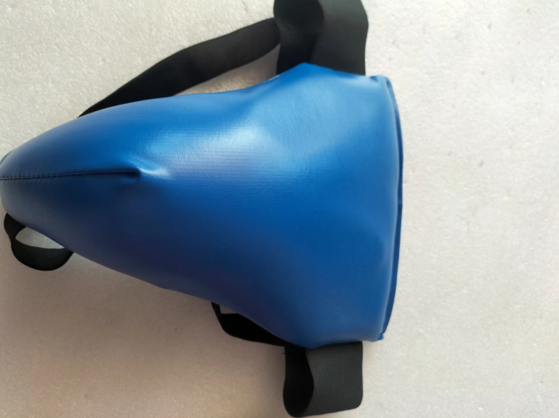 Harcművészeti edzéshez ágyékvédő – PU anyag, függőleges stílus, 0,15 kg, modell crotch protector, felnőtteknek