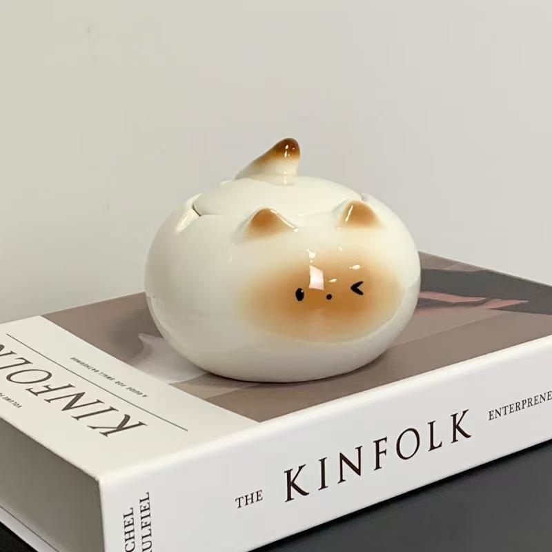 Kerámiából készült hamutál fedővel, dekoratív, karikatúra-stílusú, irodai asztalhoz