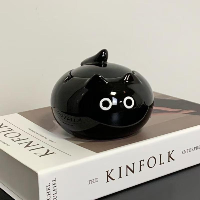 Kerámiából készült hamutál fedővel, dekoratív, karikatúra-stílusú, irodai asztalhoz