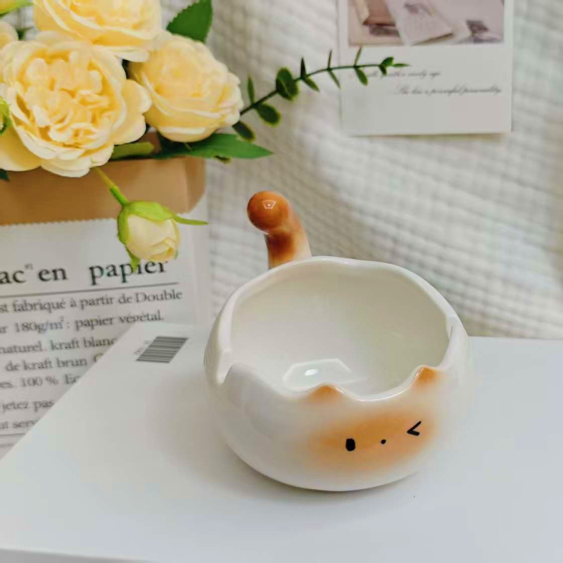 Kerámiából készült hamutál fedővel, dekoratív, karikatúra-stílusú, irodai asztalhoz