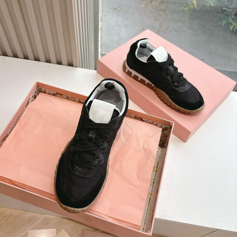 Ženske tenisice s debelim potplatom: okrugli vrh, gornji dio od super vlakna, gumeni potplat, vezanje