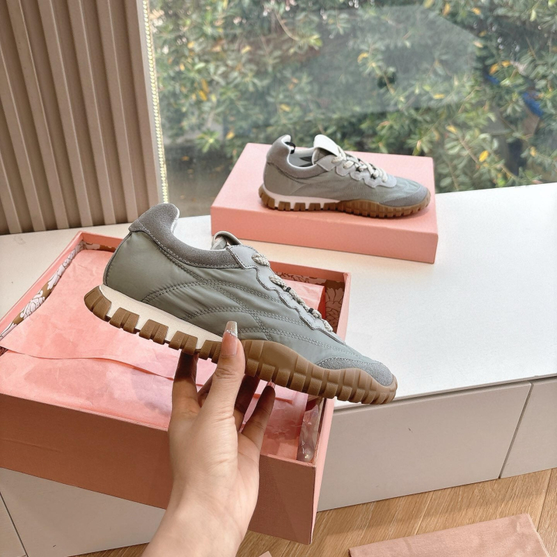 Ženske tenisice s debelim potplatom: okrugli vrh, gornji dio od super vlakna, gumeni potplat, vezanje