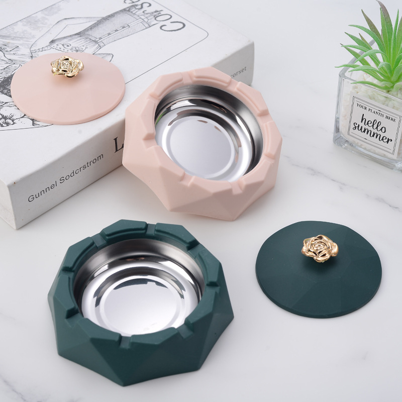 Scrumieră din plastic cu capac, design minimalist, de unică folosință, imprimare logo, posibilitate de personalizare