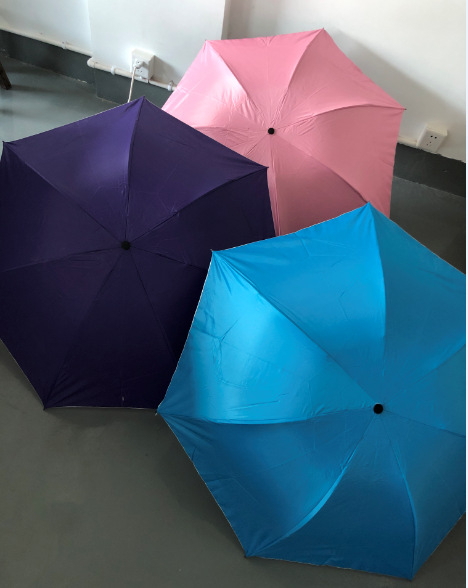 Reklám tri-fold összecsukható esernyő, 8 bordával, 190T anyag, kézi nyitás, logó nyomtatva, UPF > 50