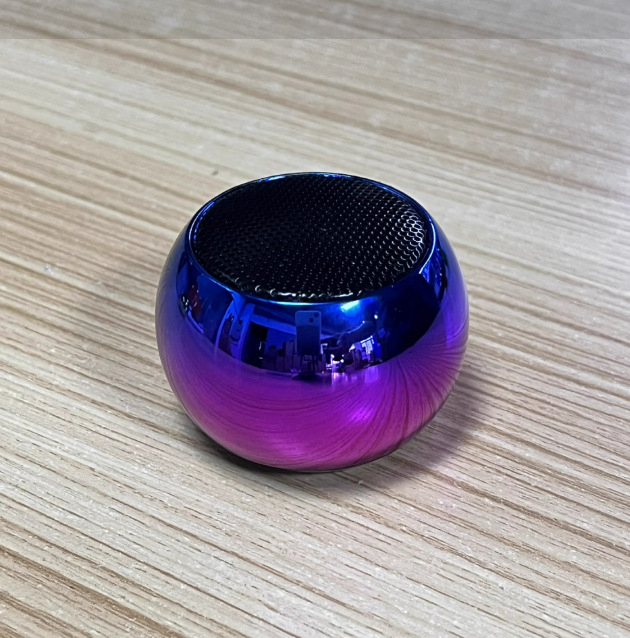 Mini Bluetooth zvučnik s 4 zvučnika, frekvencijski raspon 100 Hz–20 kHz, domet 10 m, ugrađena baterija 300–500 mAh, metalno kućište