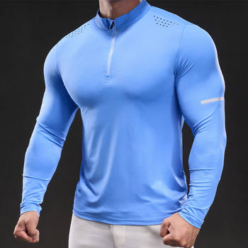 Slim-fit sportska majica od poliester 92% i spandexa 8%, okrugli ovratnik, kratki rukavi, geometrijski uzorak