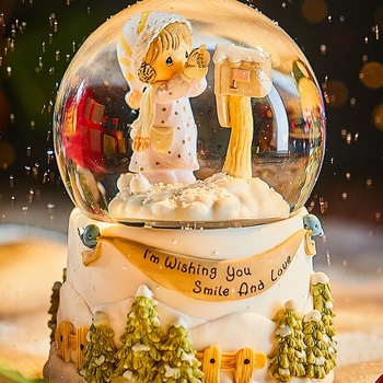 Točiaca sa snehová kryštálová guľa – Bluetooth hudobná skrinka so saténovým kvetom, osem melódií