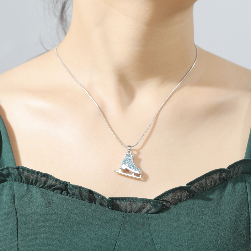 Κολιέ από κράμα με σταυρού τύπου αλυσίδα και κρεμαστό από κράμα; ηλεκτροπλατιωμένη επίστρωση; βάρος 10,5 g.