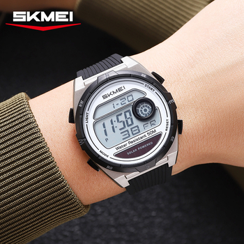 Solarni elektronički sportski sat s štopericom, prikazom datuma i dana, alarmom, 12/24-satnim formatom, vodootporan do 50 m.