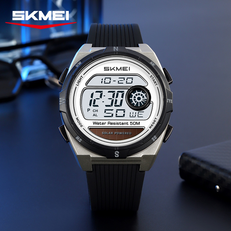 Solarni elektronički sportski sat s štopericom, prikazom datuma i dana, alarmom, 12/24-satnim formatom, vodootporan do 50 m.