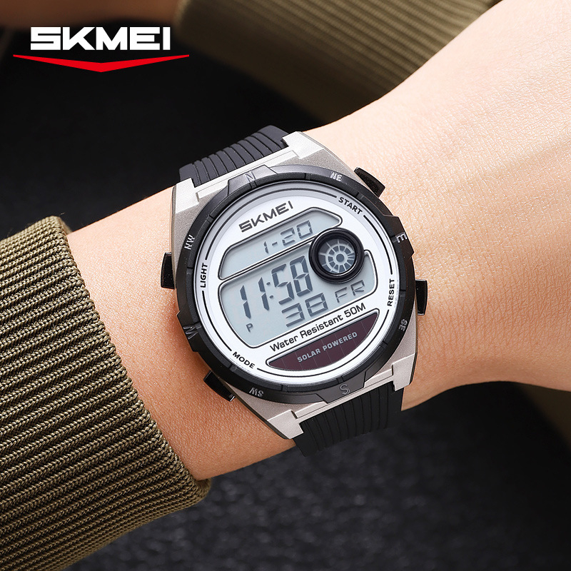 Solarni elektronički sportski sat s štopericom, prikazom datuma i dana, alarmom, 12/24-satnim formatom, vodootporan do 50 m.