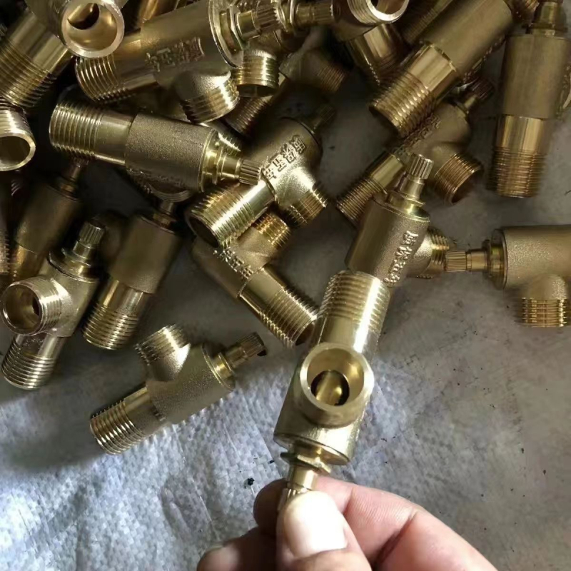 Kutni ventil za toplu i hladnu vodu, nehrđajući čelik, unutarnji promjer 20 mm, radni tlak 80, ugradnja u zid, pogodan za kuhinju i kupaonicu