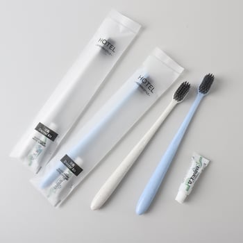 Еднократна четка за зъби с меки четина и бамбуков въглен за възрастни; биоразградима, дизайн 69850.