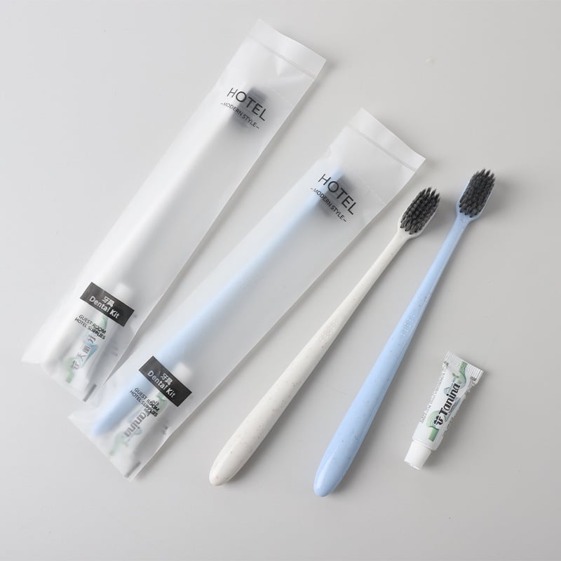Еднократна четка за зъби с меки четина и бамбуков въглен за възрастни; биоразградима, дизайн 69850.