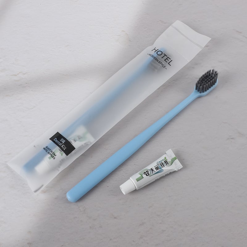 Еднократна четка за зъби с меки четина и бамбуков въглен за възрастни; биоразградима, дизайн 69850.
