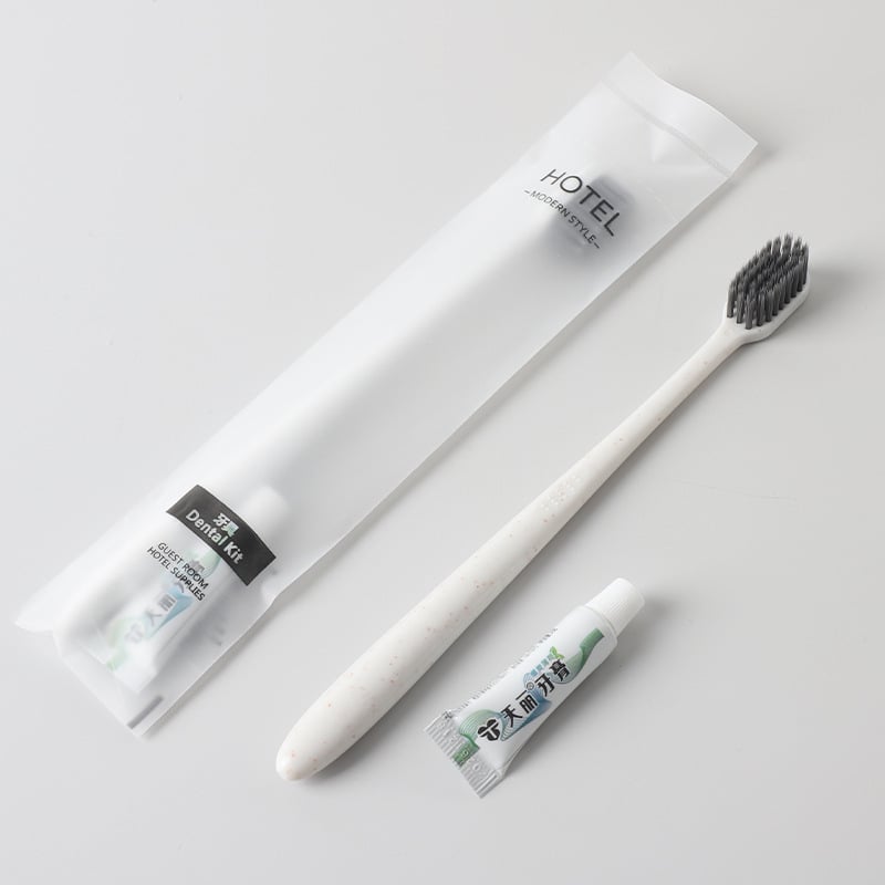 Еднократна четка за зъби с меки четина и бамбуков въглен за възрастни; биоразградима, дизайн 69850.